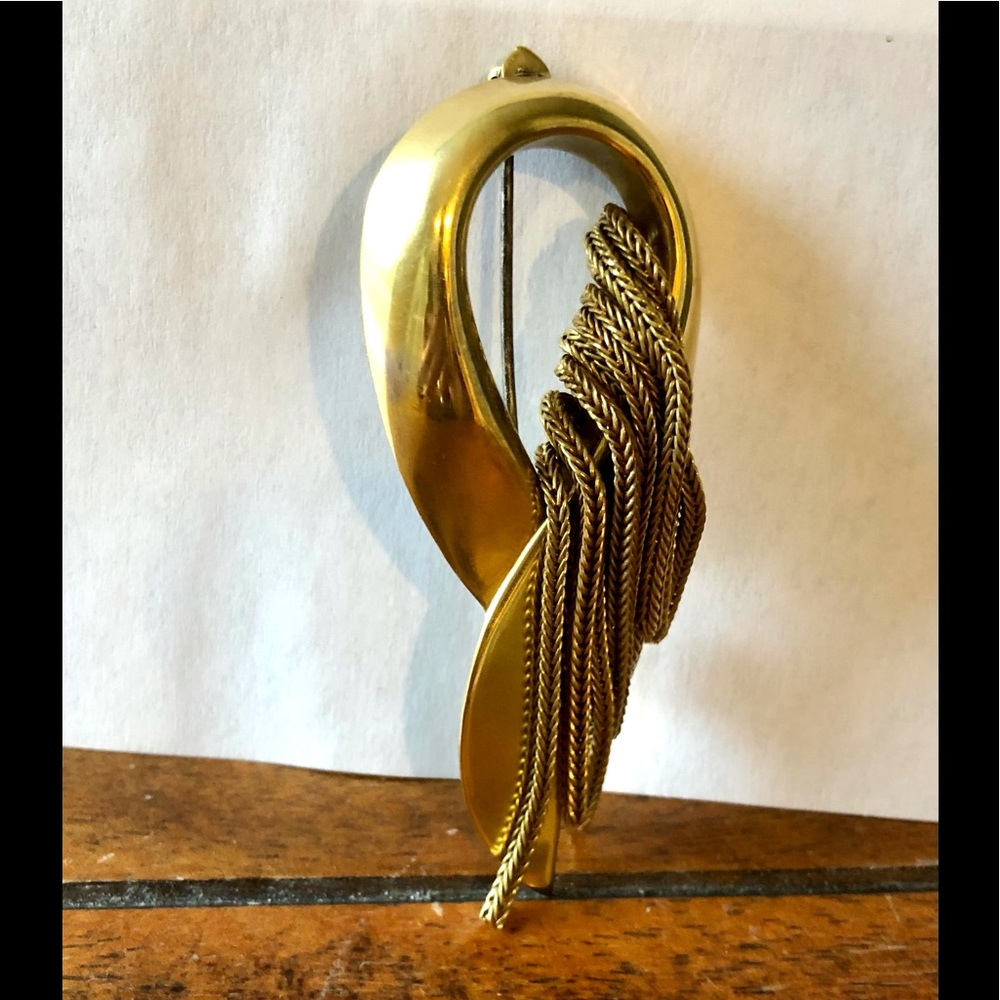 Art Deco 1940s Gold Plated Pin Brooch with 10 Gold Hanging Chains